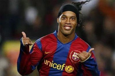 Barcelona sign Ronaldinho again