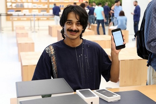 Saudi Man Becomes the First Man to Buy New iPhone 7 In the Middle East (Photos + Video)