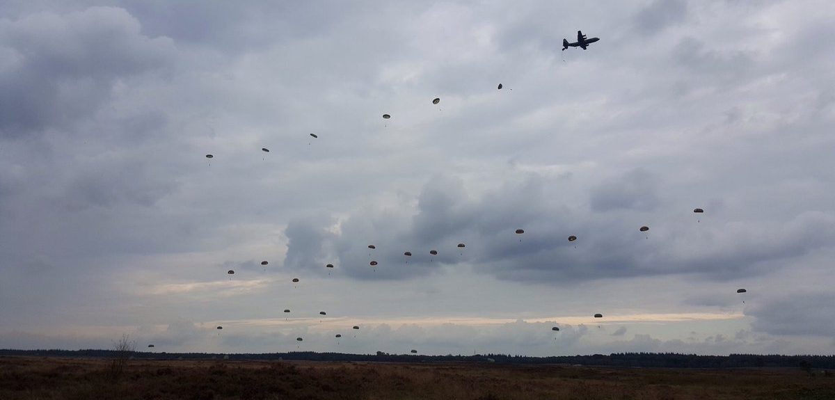 Some 400 paratroopers jump in WWII battle of Arnhem anniversary