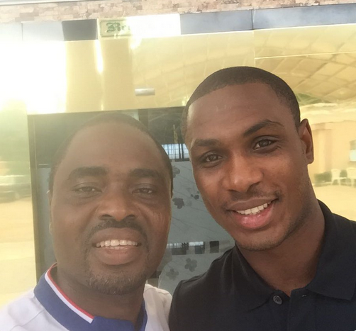 PHOTO: Super Eagles’ Odion Ighalo weeps profusely during burial of his father