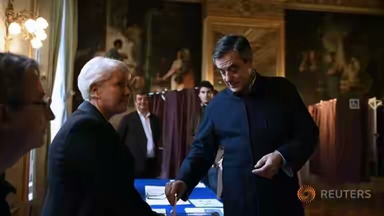 Fillon scores huge win in French conservative presidential primaries