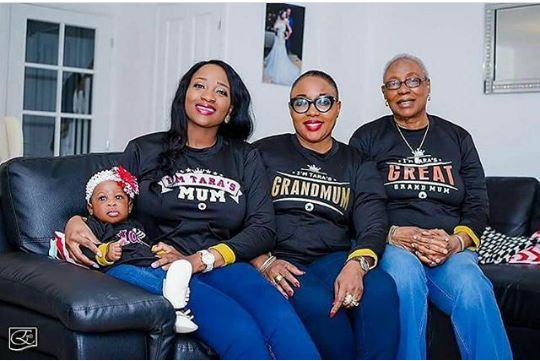 This Lovely Photo Of Daughter, Mum, Grandma & Great Grandma Will Definitely Wow You (LOOK)