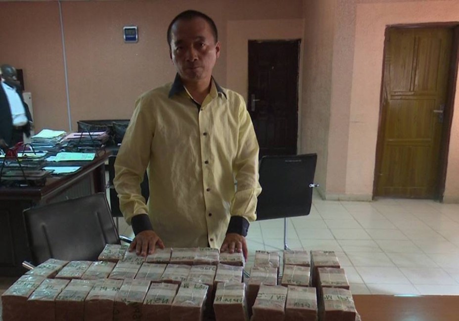 Chinese Man Arrested With N305k In N5 Denomination On His Way Out Of Nigeria