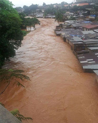 Mass burials begin for 300 Sierra Leone flood victims