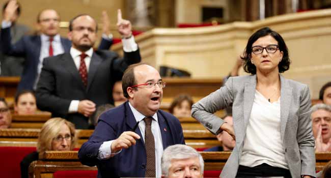 Spain Threatens To Arrest Over 700 Catalan Pro-Referendum Mayors