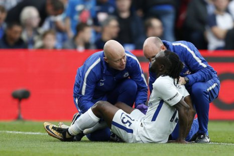 Victor Moses adds to Chelsea’s injury woes after being forced off vs Crystal Palace