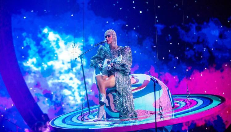 VIDEO: Katy Perry Gets Stuck In ‘Sky’, Dives Into The Crowd At Tennesse Concert