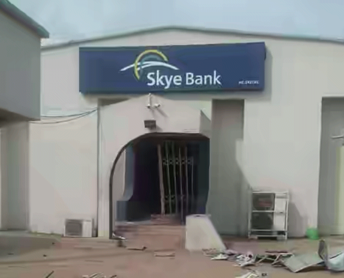 Armed robbers attack bank in Ondo, kill two policemen