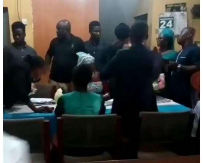 Drama as Bride refuses to kiss her husband during their court wedding (Video)