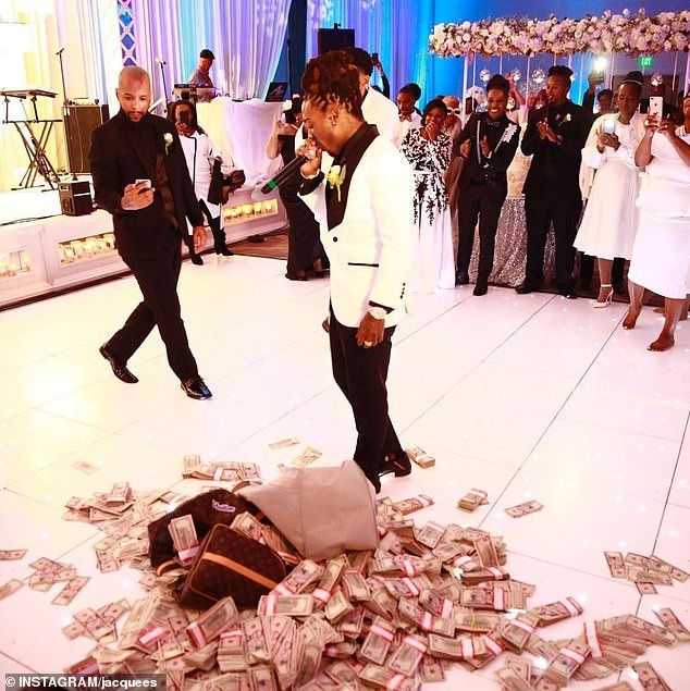 US singer Jacquees dropped two bags stuffed with $100,000 in cash onto the dance floor as wedding gift to his mother (Video)
