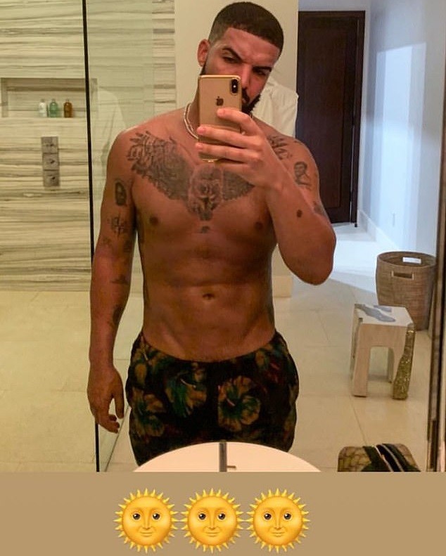 Drake shows off his ripped physique in shirtless selfie