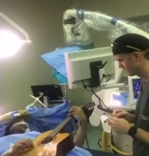 South African Jazz musician continues to play guitar while surgeons operate on his brain to remove tumor (video)