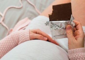 6 reasons why pregnant women need to eat chocolate more often