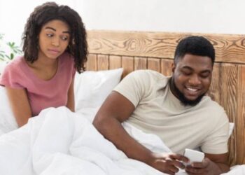 9 WhatsApp signs your relationship is over