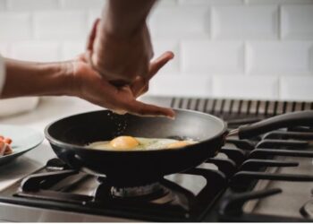 4 ways to save energy while cooking and preparing meals